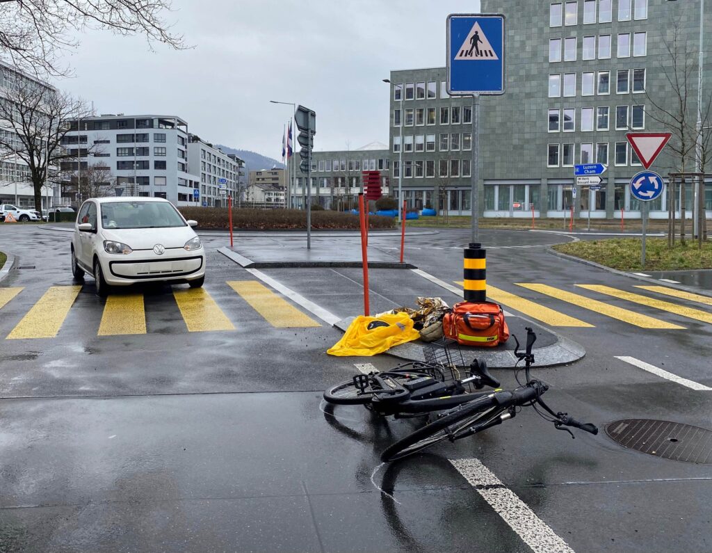 Zweiradlenkerin beim Überqueren des Fußgängerüberwegs verletzt (ZG) - LKW-News aktuell und informativ