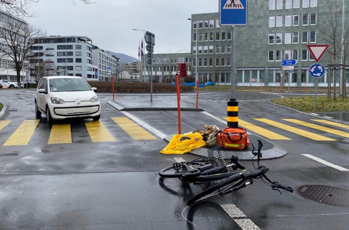 Zweiradlenkerin beim Überqueren des Fußgängerüberwegs verletzt (ZG) - LKW-News aktuell und informativ