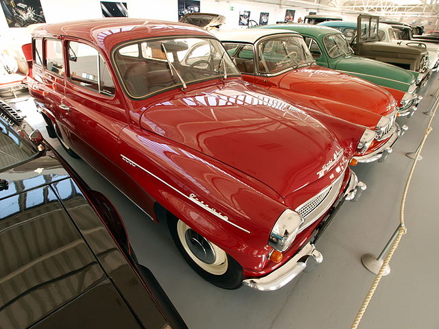 Ein Skoda Octavia entlang einer Reihe mit anderen Skoda Autos im Skoda-Museum.