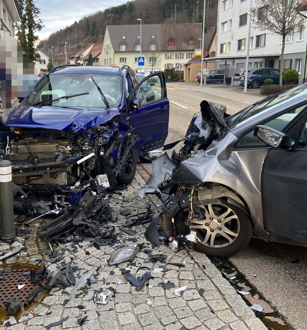 Schwerer Autoschaden nach Frontalkollision in Mumpf (AG) - LKW-News aktuell und informativ