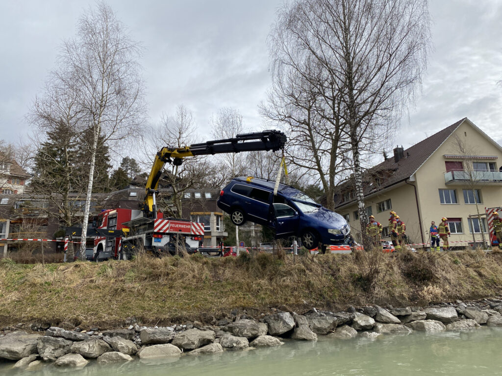 Bern: Auto bei Selbstunfall in Aare geraten - LKW-News aktuell und informativ 2