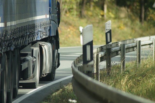 Löhne (NRW): LKW-Fahrer beschädigt Bankette – Zeugensuche - LKW-News aktuell und informativ 1