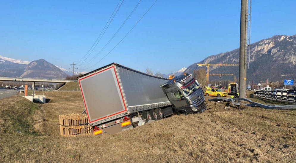 Schwerer Unfall im Wallis: Fahrer aus LKW geschleudert - LKW-News aktuell und informativ
