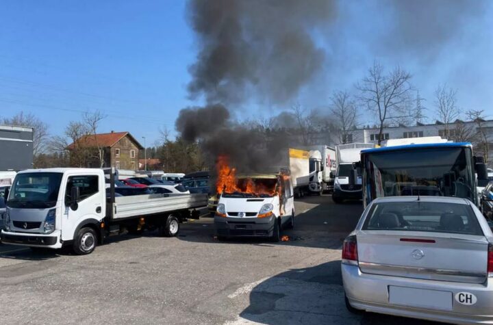 Cham (ZG): Lieferwagen komplett ausgebrannt - LKW-News aktuell und informativ 6
