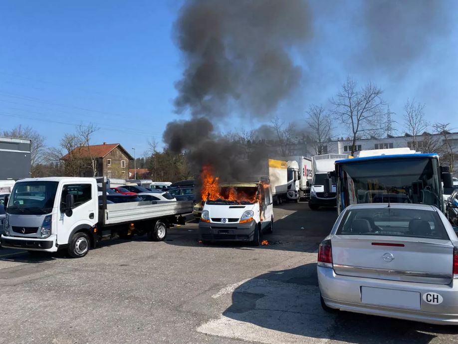 Cham (ZG): Lieferwagen komplett ausgebrannt - LKW-News aktuell und informativ 6