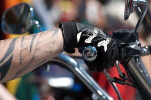 behandschuhte Hand am Gas einer Motorrad-Lenkstange