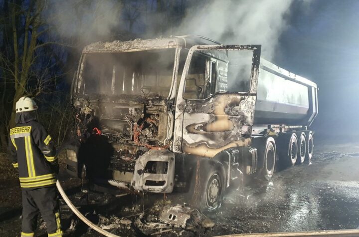 Feuerwehr Kalkar: LKW-Zugmaschine brennt aus - LKW-News aktuell und informativ