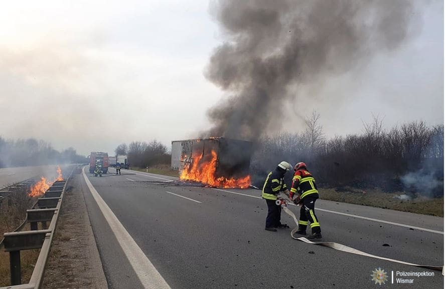 Sattelauflieger brennt vollständig aus – Zugmaschine unbeschadet (A20 Wismar, MV) - LKW-News aktuell und informativ