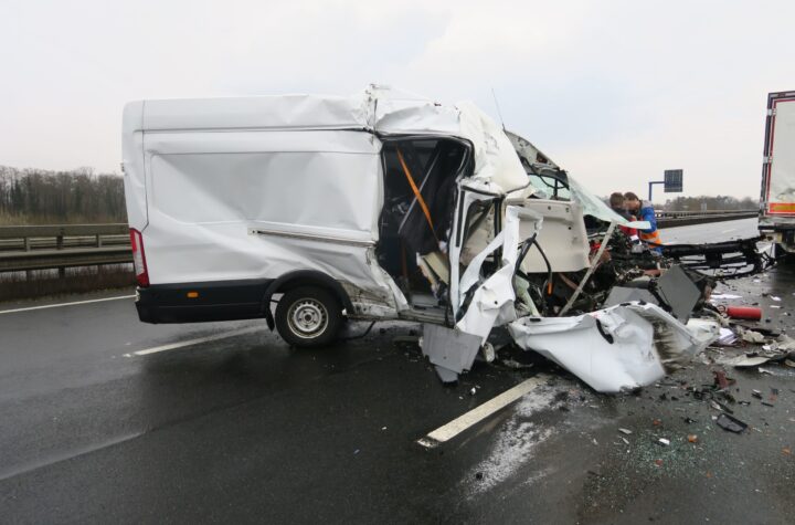 Stauende übersehen: LKW und Transporter in schweren Unfall verwickelt (A1 Lohne, NDS) - LKW-News aktuell und informativ