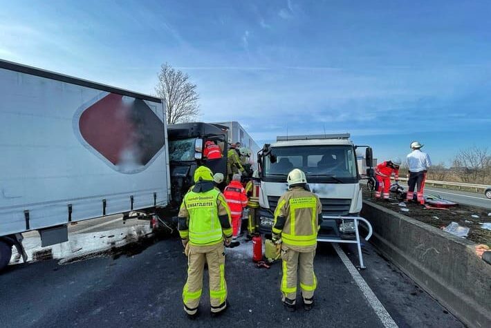 Update: drei Schwerverletzte bei LKW-Unfall auf der A46 bei Grevenbroich - LKW-News aktuell und informativ 1