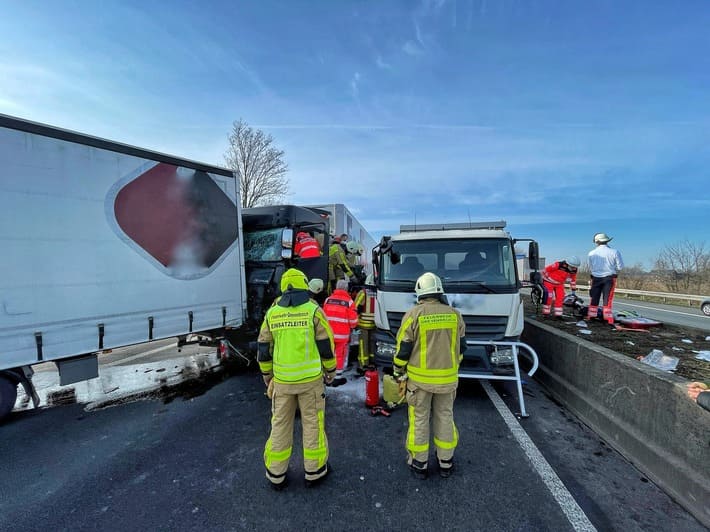 Update: drei Schwerverletzte bei LKW-Unfall auf der A46 bei Grevenbroich - LKW-News aktuell und informativ 1