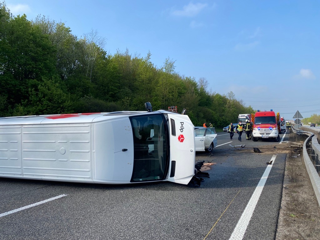 Vollsperrung bei Verkehrsunfall A 63 mit leichtverletzter Person￼ - LKW-News aktuell und informativ