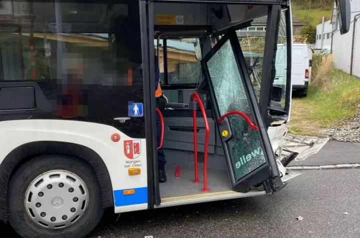 Kollision mit Linienbus – eine Person leicht verletzt - LKW-News aktuell und informativ 1