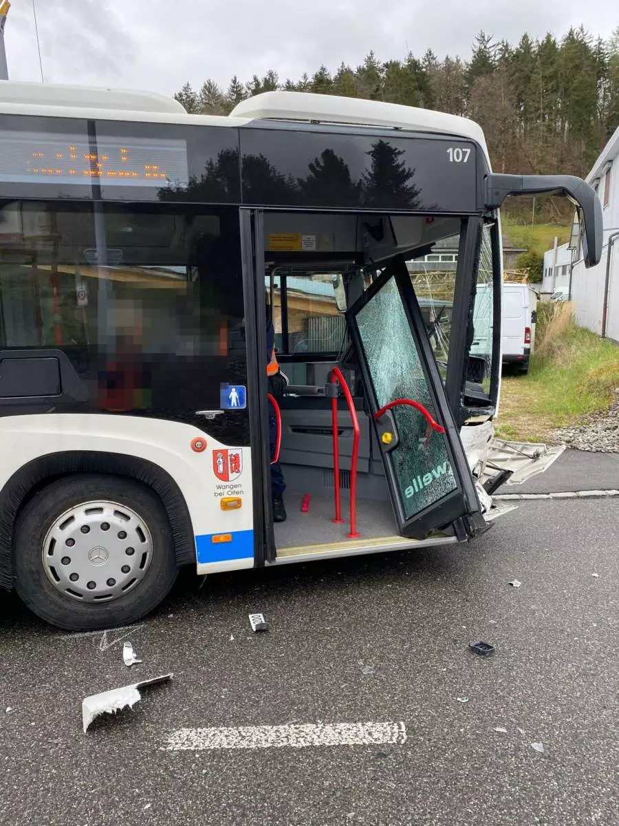 Kollision mit Linienbus – eine Person leicht verletzt - LKW-News aktuell und informativ 1