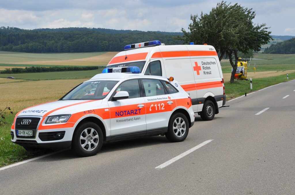 Moers - Steinewerfer beschädigen einen Rettungswagen - Zeugensuche - LKW-News aktuell und informativ