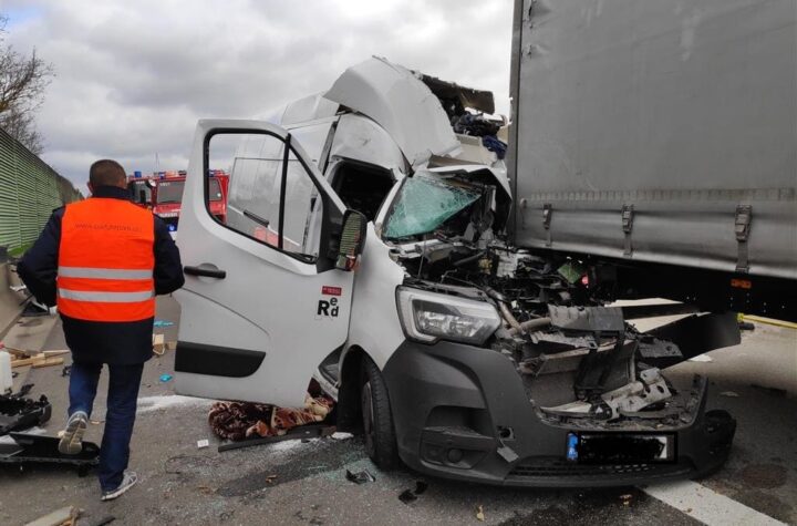 Transporter-Fahrer bei Auffahrunfall schwerstverletzt - LKW-News aktuell und informativ