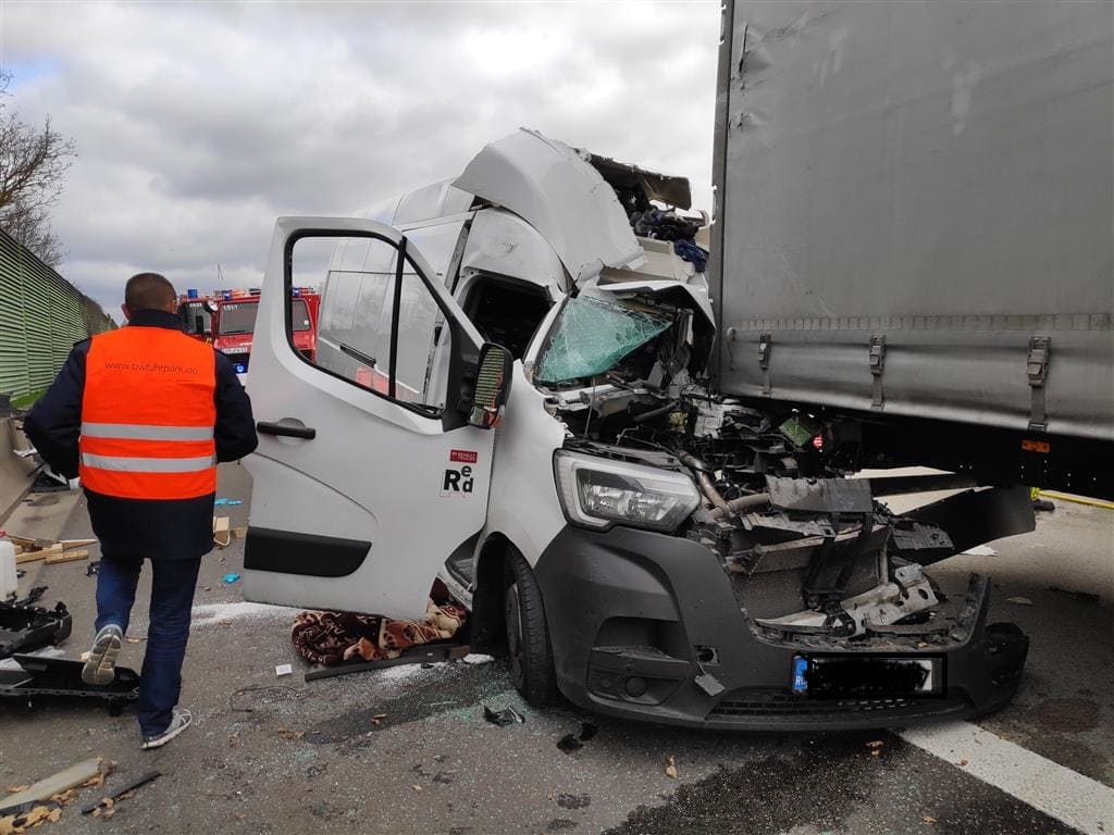 Transporter-Fahrer bei Auffahrunfall schwerstverletzt - LKW-News aktuell und informativ