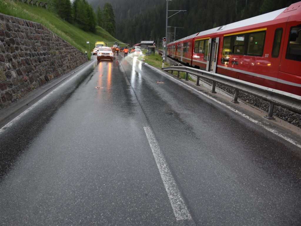 Davos Glaris: Zug touchiert auf dem Bahntrasse liegendes Unfallmotorrad - LKW-News aktuell und informativ