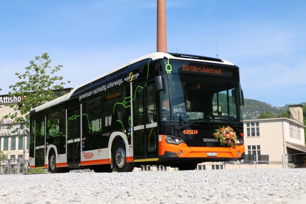 Die ersten Scania e-Busse wechseln den Besitzer - LKW-News aktuell und informativ