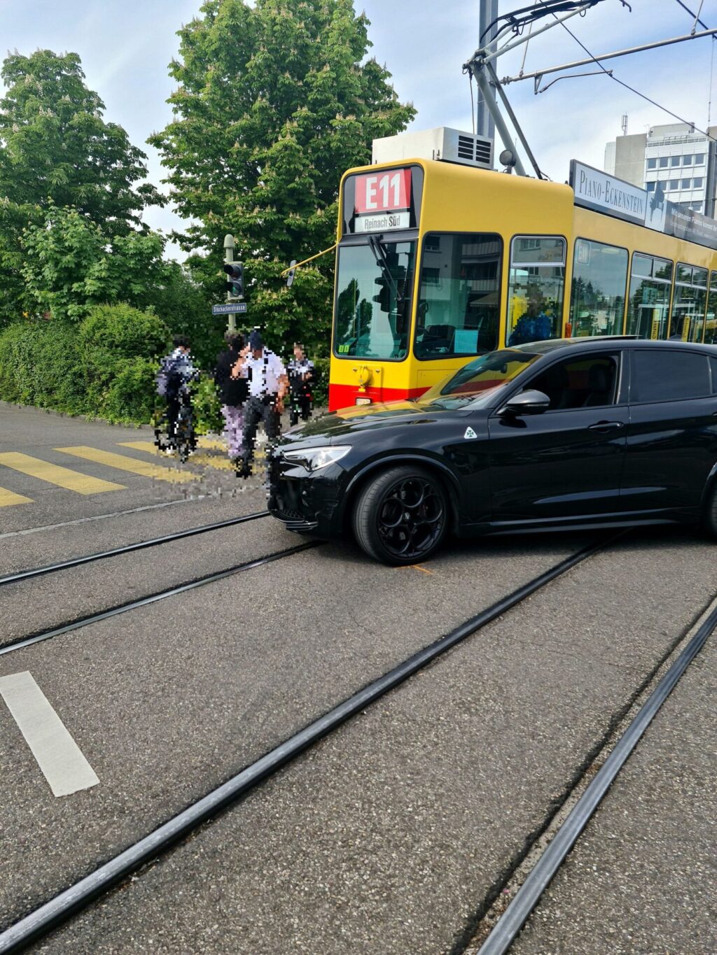 Münchenstein, BL: Kollision auf Tramübergang