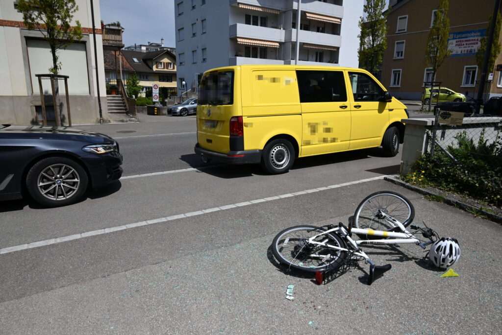 Niederuzwil, SG: Fahrrad prallt in Lieferwagen