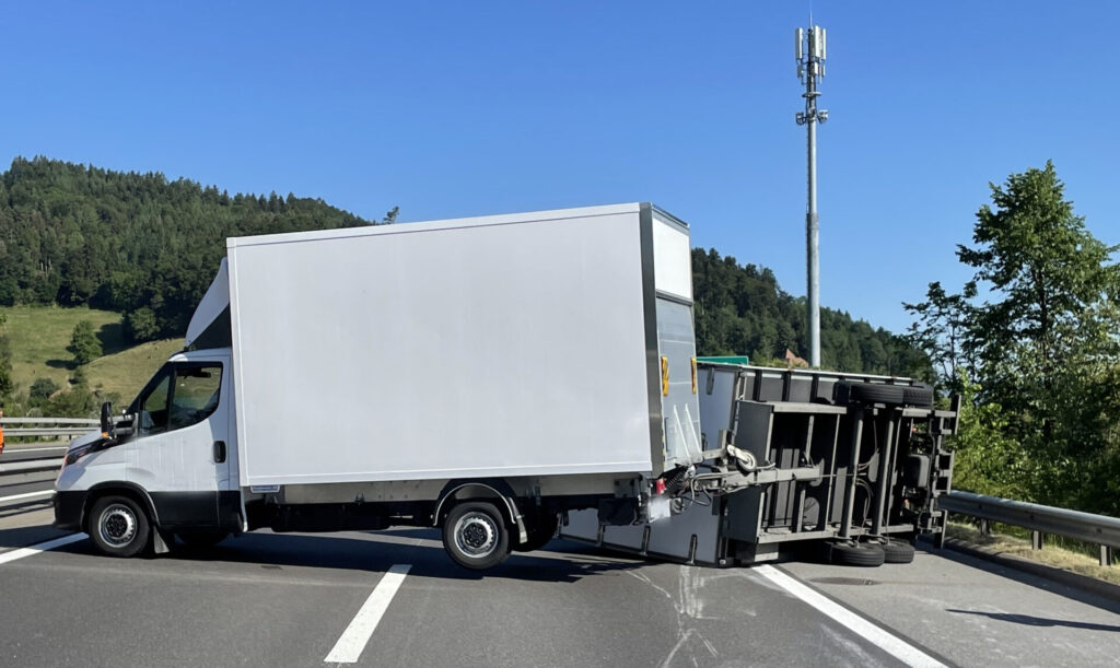 Verkehrsunfall auf Autobahn A2 - Anhänger blockiert Autobahn - LKW-News aktuell und informativ