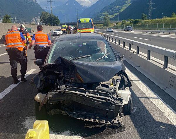 Altdorf: Auffahrunfall mit drei Personenwagen – drei Personen verletzt - LKW-News aktuell und informativ