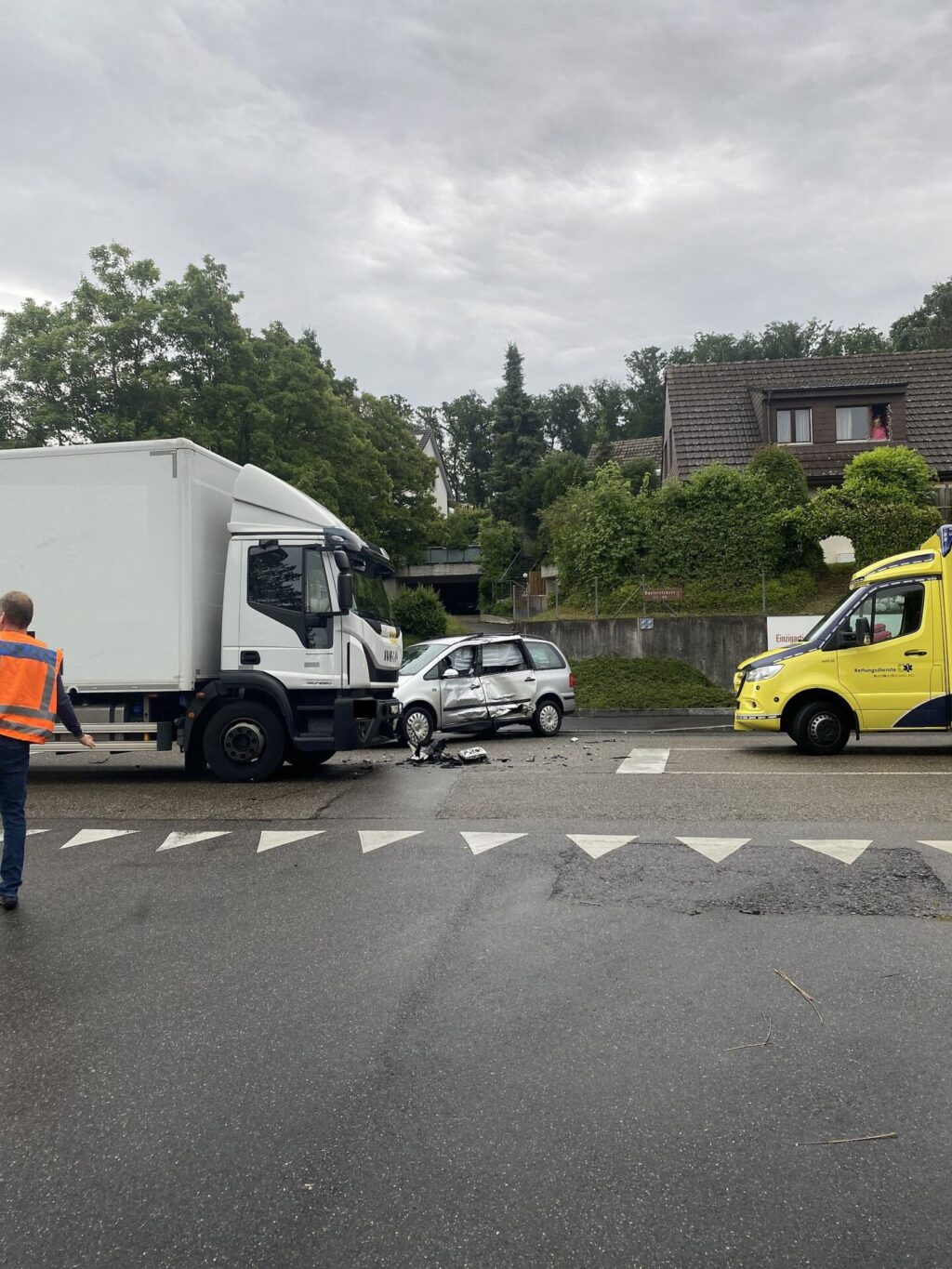 Kollision zwischen Personenwagen und Lastwagen  – zwei Personen verletzt - LKW-News aktuell und informativ