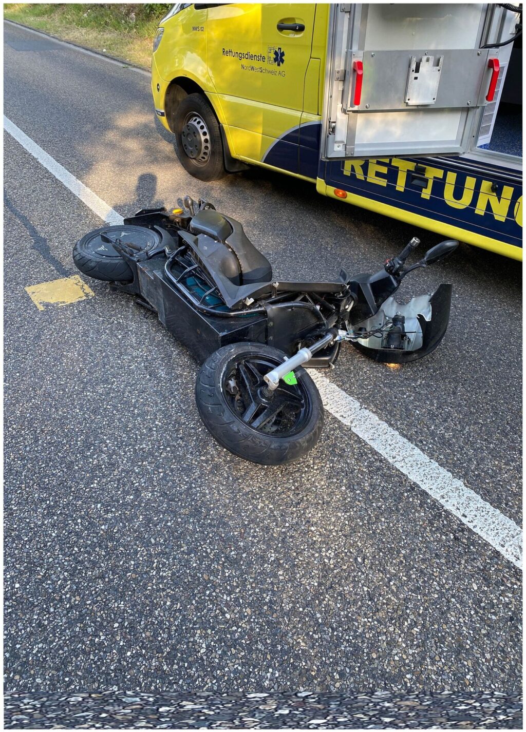 Kollision zwischen Roller und Lieferwagen – Rollerfahrer verletzt - LKW-News aktuell und informativ