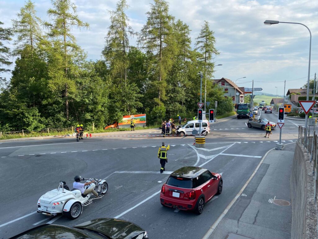 Menzingen: Zwei Personen bei Kollision verletzt – Zeugenaufruf - LKW-News aktuell und informativ