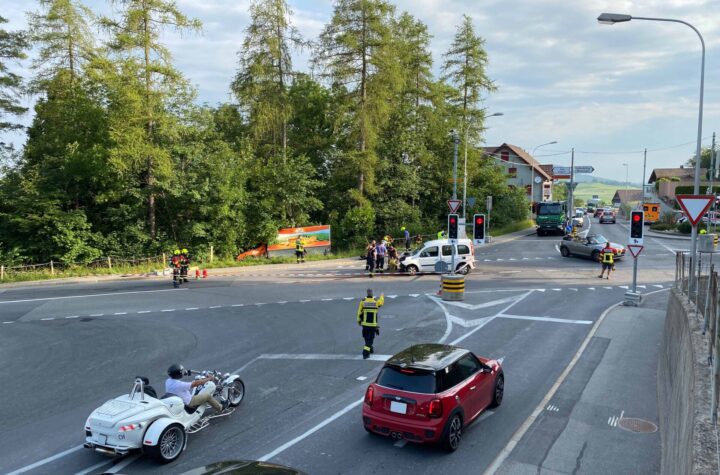 Menzingen: Zwei Personen bei Kollision verletzt – Zeugenaufruf - LKW-News aktuell und informativ