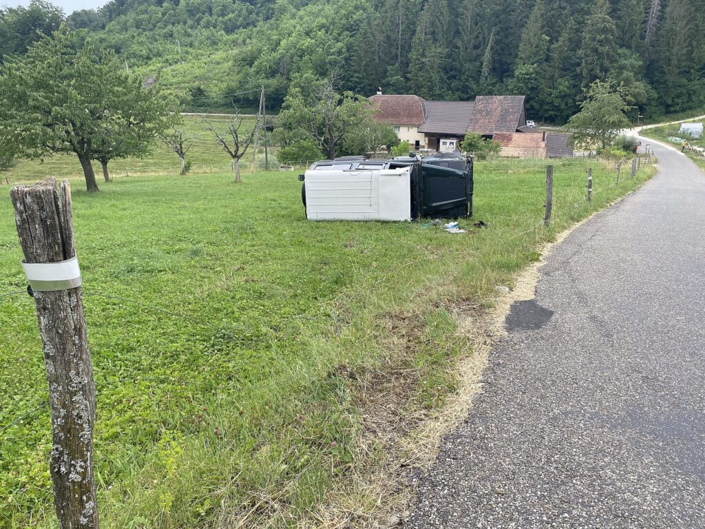 Personenwagen kommt von der Strasse ab und überschlägt sich – Lenker leicht verletzt - LKW-News aktuell und informativ