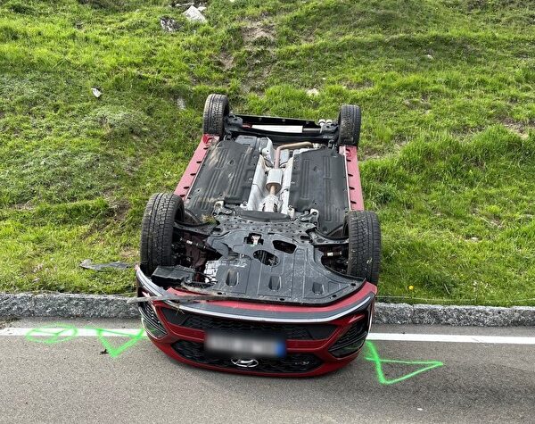 Realp: Auto macht sich selbständig - niemand verletzt - LKW-News aktuell und informativ