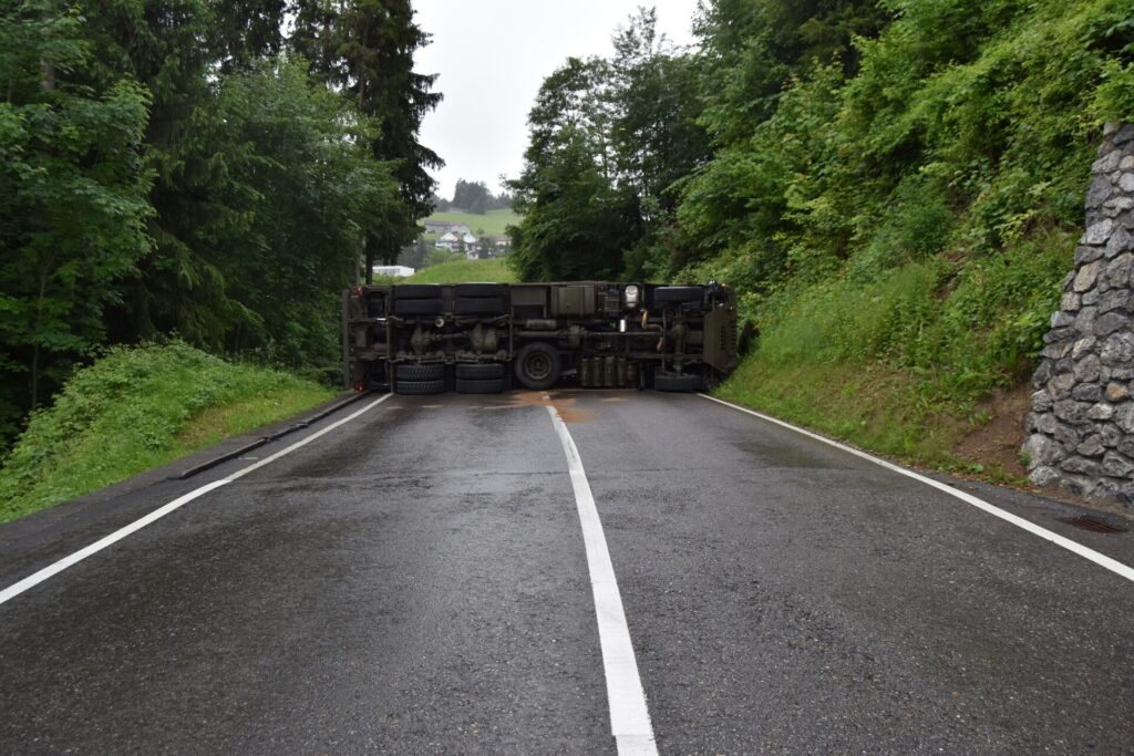 Selbstunfall eines Militärlastwagens, Fahrbahn blockiert - LKW-News aktuell und informativ