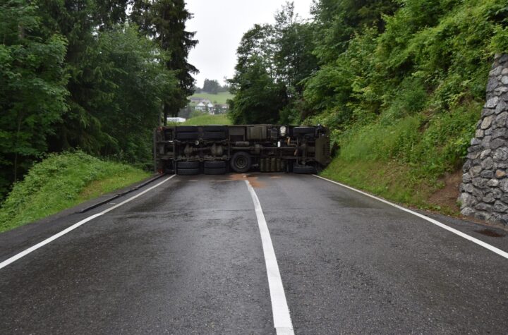 Selbstunfall eines Militärlastwagens, Fahrbahn blockiert - LKW-News aktuell und informativ