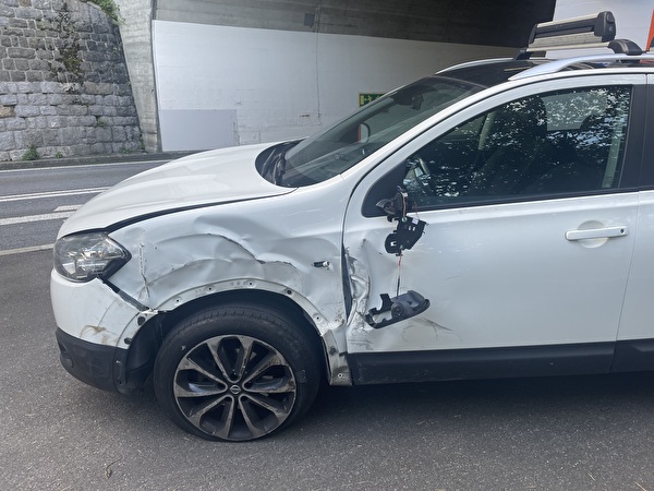 Sisikon: Auto kommt auf Gegenfahrbahn und kollidiert mit zwei Fahrzeugen - niemand verletzt - LKW-News aktuell und informativ