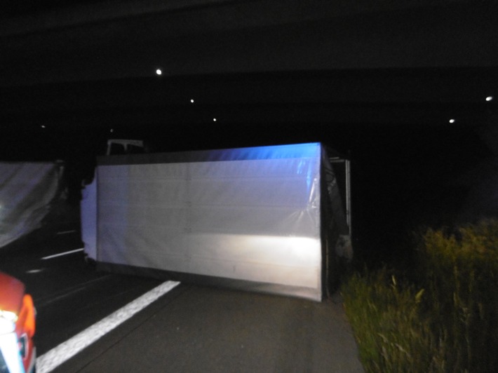 Transportergespann umgekippt - LKW-News aktuell und informativ