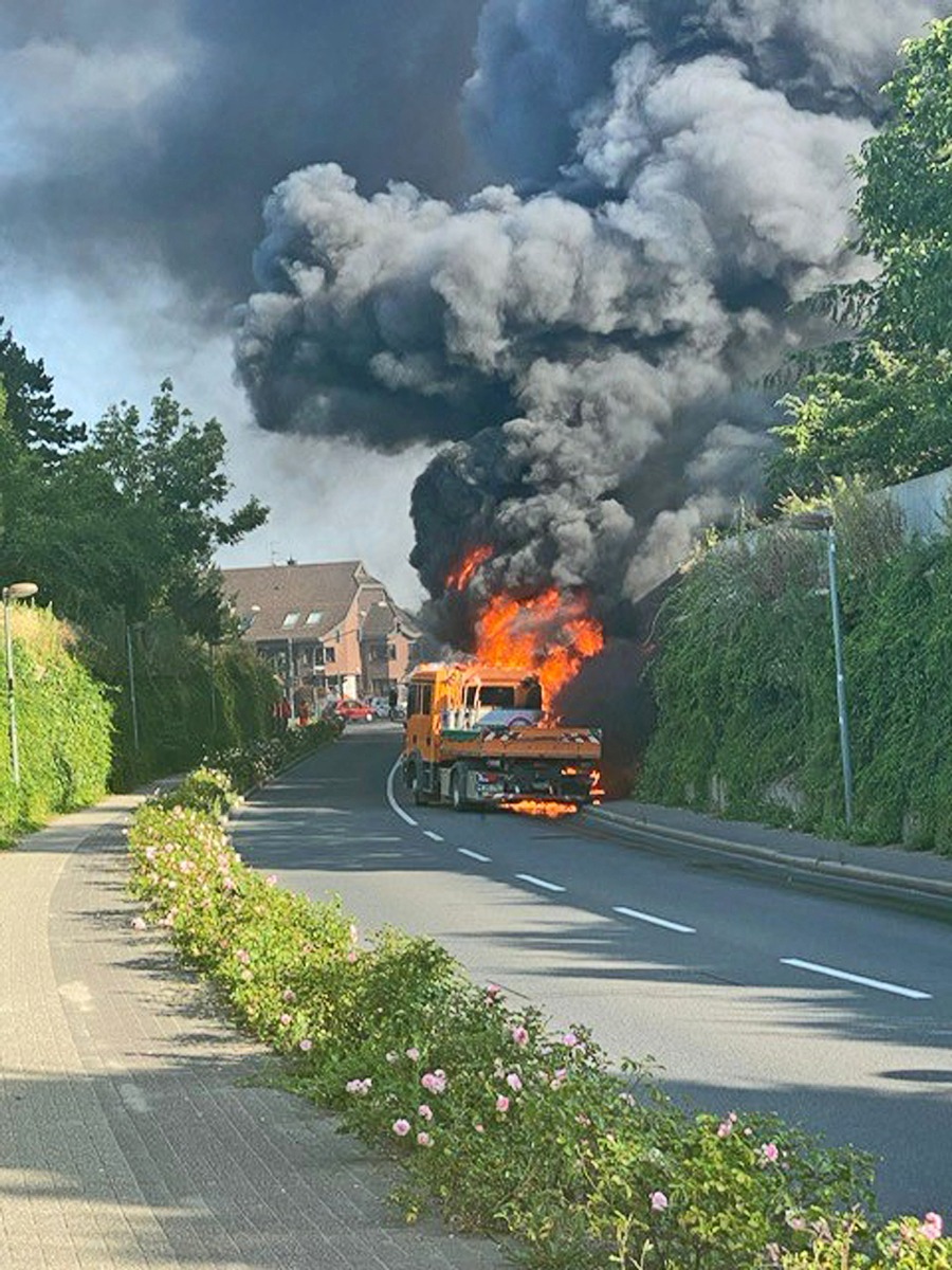 Städtischer LKW brannte komplett aus - Ratingen - LKW-News aktuell und informativ 1