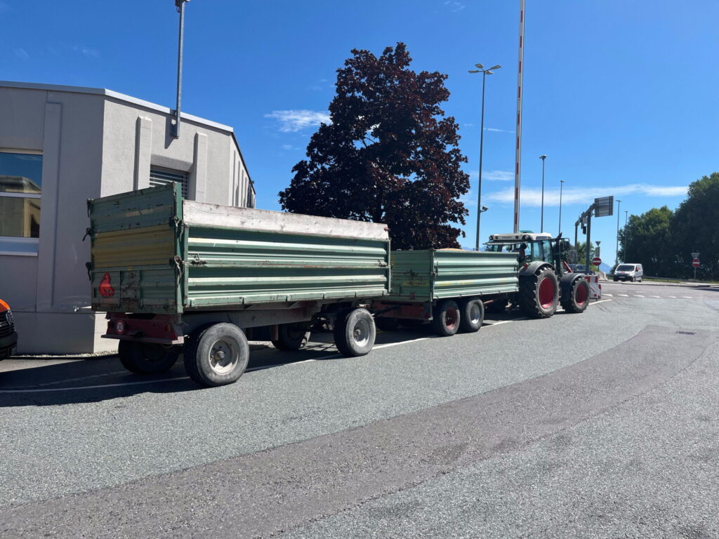 Au: Landwirtschaftlicher Anhänger ungebremst mit 290% Überlast - LKW-News aktuell und informativ