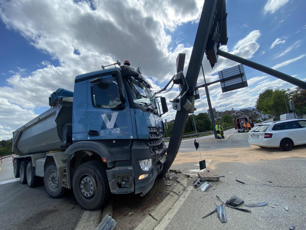 Brugg AG: Gegen Lichtsignalanlage geprallt - LKW-News aktuell und informativ 1