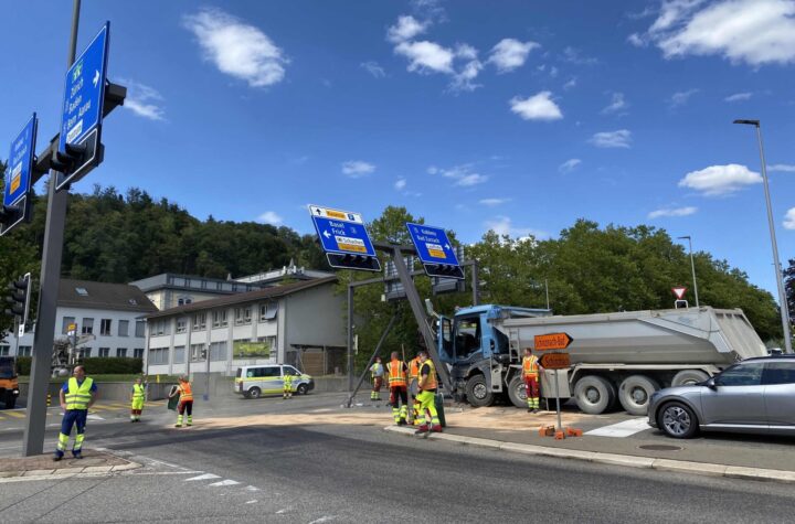 Brugg AG: Gegen Lichtsignalanlage geprallt - LKW-News aktuell und informativ 2