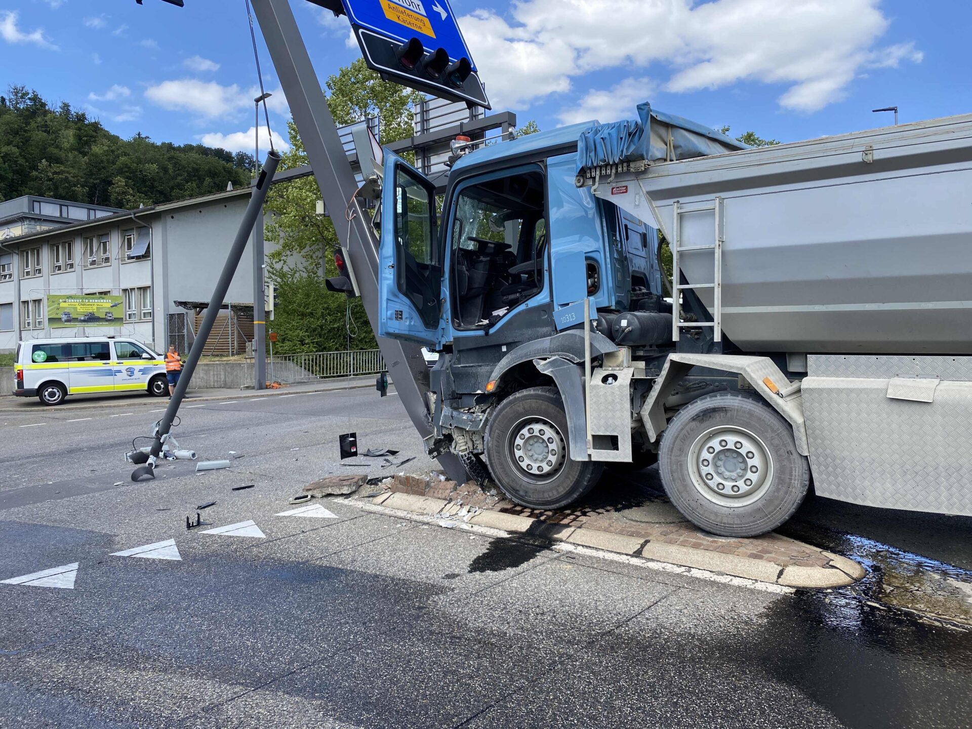 Brugg AG: Gegen Lichtsignalanlage geprallt - LKW-News aktuell und informativ