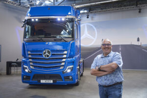 ￼Oliver Ochs holt sein Sondermodell Mercedes-Benz Actros L Driver Extend+ ab￼ - LKW-News aktuell und informativ