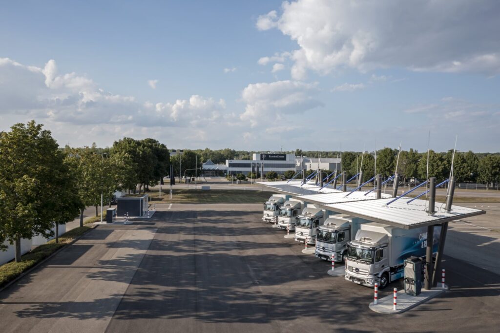Einfacher Einstieg in die E-Mobilität Mercedes-Benz Trucks eröffnet Ladepark für Kunden in Wörth - LKW-News aktuell und informativ 3