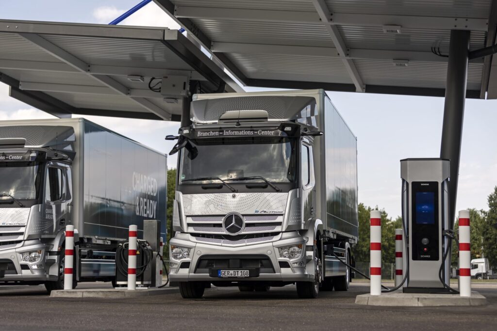 Einfacher Einstieg in die E-Mobilität Mercedes-Benz Trucks eröffnet Ladepark für Kunden in Wörth - LKW-News aktuell und informativ 8