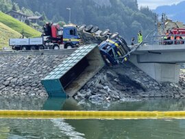 Euthal: Lastwagenfahrer bei Selbstkollision erheblich verletzt - LKW-News aktuell und informativ 3
