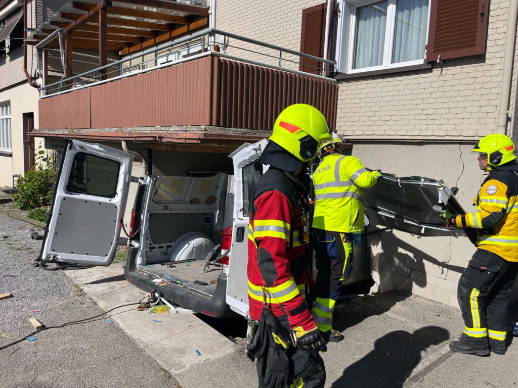 Gossau SG: Lieferwagen prallt gegen Hauswand - LKW-News aktuell und informativ 1