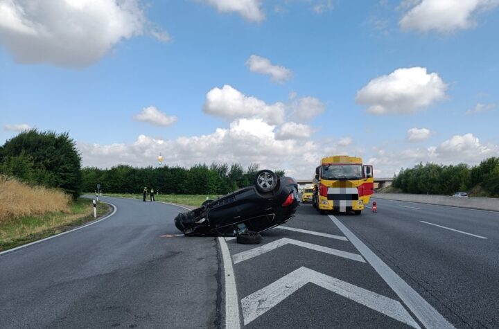 Hildesheim: Pkw überschlägt sich nach Kollision mit Lkw - Fahrer leicht verletzt  - LKW-News aktuell und informativ