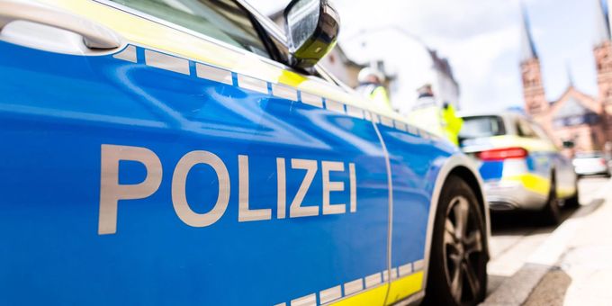 Hilter a.T.W.: Kleintransporter fuhr auf geparkte Pkw auf - zwei Leichtverletzte - LKW-News aktuell und informativ