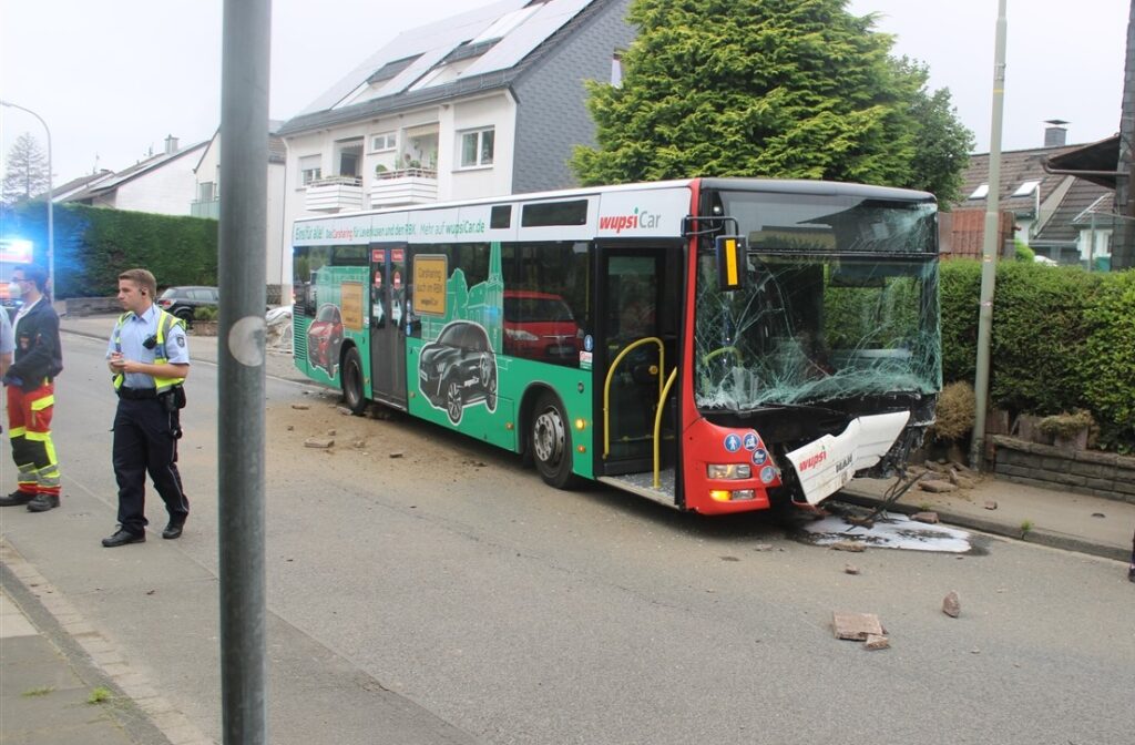 Leichlingen - Linienbus kommt von der Fahrbahn ab und verursacht hohen Sachschaden - LKW-News aktuell und informativ